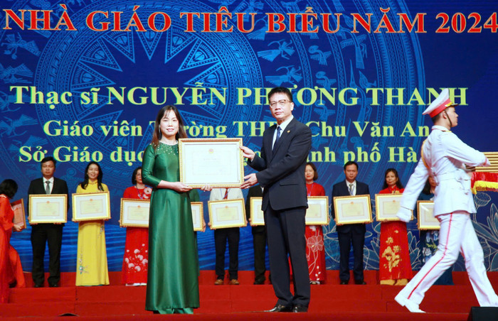 Cô Phương Thanh tại Lễ trao tặng danh hiệu Nhà giáo nhân dân, Nhà giáo ưu tú lần thứ 16 và tuyên dương nhà giáo, cán bộ quản lý tiêu biểu năm 2024. (Ảnh: NVCC) z6067330232876_97618ca1c7867dfa766bb4f5a603899b.jpg