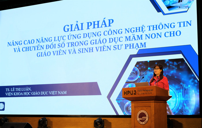 Tiến sĩ Lê Thị Luận trình bày báo cáo. GDVN_8.JPG