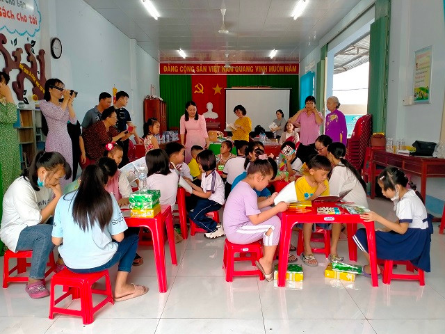 “Điểm đọc sách, học tập và sinh hoạt văn hoá” tại Ban nhân dân khóm 1, phường 6, thành phố Cao Lãnh, tỉnh Đồng Tháp. (Ảnh: Phòng Giáo dục và Đào tạo thành phố Cao Lãnh cung cấp) Diem doc sach.jpg