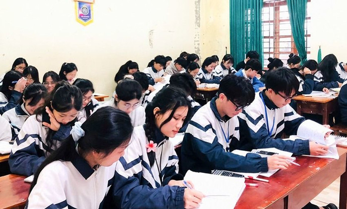 Học sinh Trường Trung học phổ thông Nguyễn Đình Liễn (huyện Cẩm Xuyên, tỉnh Hà Tĩnh) nỗ lực tích lũy kiến thức chuẩn bị cho kỳ thi tốt nghiệp trung học phổ thông. (Ảnh: website Sở Giáo dục và Đào tạo tỉnh Hà Tĩnh) 13.jpg