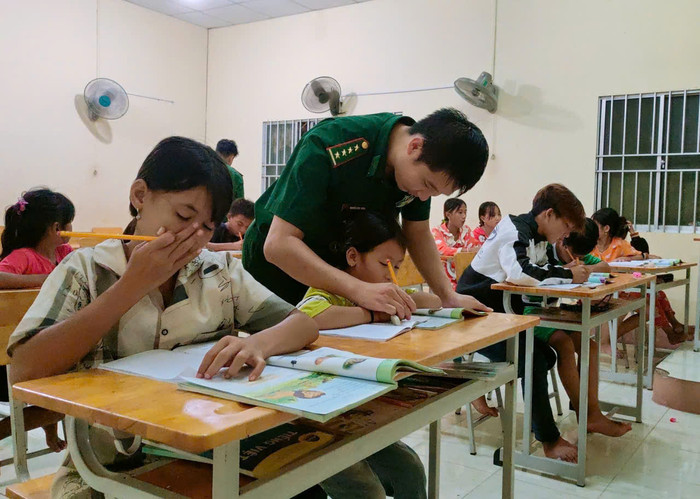 Sự tiến bộ mỗi ngày của học sinh chính là niềm hạnh phúc đối với người thầy giáo mang quân hàm xanh. (Ảnh: NVCC) 1b47691d220c9e52c71d.jpg