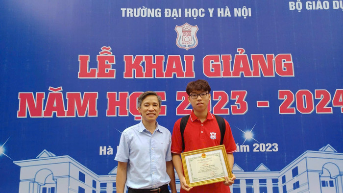 Nguyễn Mạnh Khôi cùng bố của mình là Phó Giáo sư, Tiến sĩ Nguyễn Mạnh Khánh - bác sĩ mổ nội soi khớp gối nổi tiếng. (Ảnh: NVCC) z6301236916282_bbd4fe02fe28b1c4a3ba1f90d43aa8ba.jpg