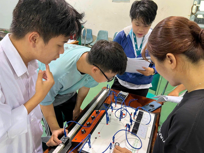 Sinh viên UEH tham gia cuộc thi về đổi mới sáng tạo, khoa học công nghệ do nhà trường tổ chức. Ảnh: NVCC 28ab34346a9fd8c1818e.jpg