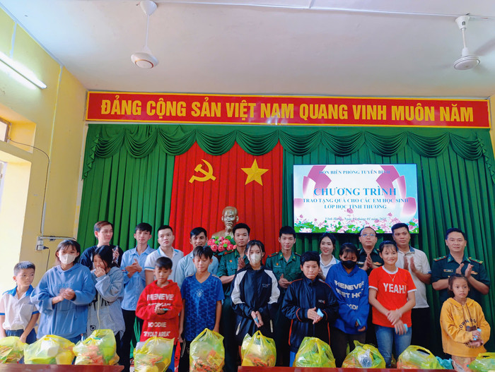 Cán bộ, chiến sĩ Đồn Biên phòng Tuyên Bình thường xuyên hỗ trợ, tặng quà cho học sinh lớp học tình thương. (Ảnh: NVCC) 5baf4df30ce2b0bce9f3.jpg