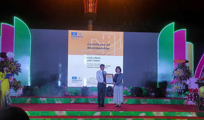 Bà Miki Nozawa - Trưởng Ban giáo dục Văn phòng UNESCO tại Hà Nội trao Giấy chứng nhận thành phố Cao Lãnh là thành viên mạng lưới các thành phố học tập toàn cầu của UNESCO năm 2022. (Ảnh: Phòng Giáo dục và Đào tạo thành phố Cao Lãnh cung cấp) a79d51ae-1d77-4e9f-9cb3-12579fb35019.jpg