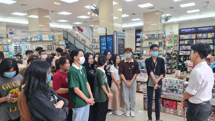 Sinh viên ngành Kinh doanh xuất bản phẩm, Trường Đại học Văn hóa Thành phố Hồ Chí Minh tham gia chuyến đi thực tế tìm hiểu về tình hình kinh doanh xuất bản phẩm tại Thành phố Hồ Chí Minh. (Ảnh: website nhà trường) Hinh chuyen di 16_2-2.jpg