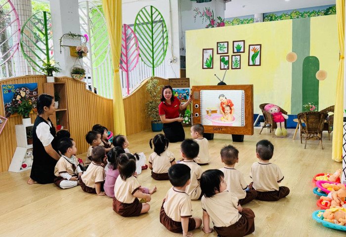 Cô và trò Trường Mầm non 20-10. (Ảnh: NTCC) Cô và trò Trường Mầm non 20-10. (Ảnh: NTCC)