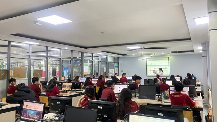 Trường Đại học Nguyễn Tất Thành thiết lập bộ phận chuyên trách chuyên nghiệp hướng dẫn và hỗ trợ nhanh chóng cho sinh viên trong quá trình khai thác sử dụng trung tâm thông tin thư viện. (Ảnh: NTCC) z6488211368872_8e206a543dbd6ede596c0a83b59a9c32 (1).jpg