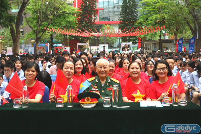 Đại tá, Nhà giáo nhân dân Nguyễn Trọng Vĩnh cùng ban giám hiệu Trường trung học cơ sở và Trung học phổ thông Nguyễn Siêu. GDVN_21.JPG