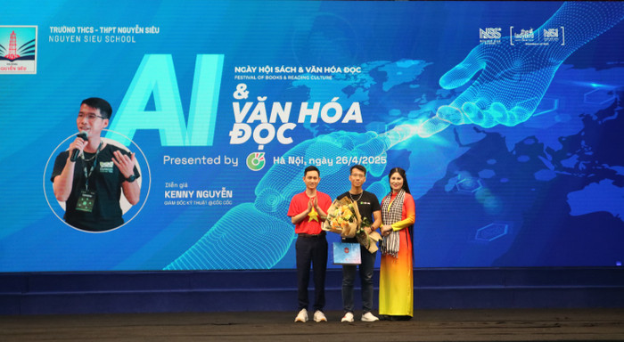 Diễn giả Kenny Nguyễn, Giám đốc kỹ thuật Công ty trách nhiệm hữu hạn công nghệ Cốc Cốc (ở giữa). GDVN_AI.JPG