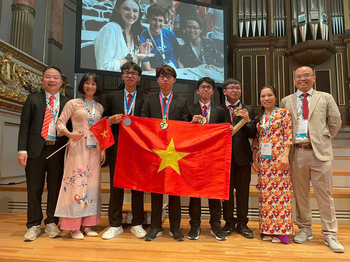 Mạnh Khôi (thứ 4 từ trái sang) xuất sắc giành Huy chương Vàng Olympic Hóa học Quốc tế năm 2023. (Ảnh: NVCC) z6301227801058_6a353c3927d6c1e892ba91ae88e7cae5.jpg