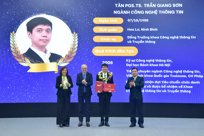 Phó Giáo sư, Tiến sĩ Trần Giang Sơn (thứ 3 từ trái sang) - Trưởng khoa, Khoa Công nghệ thông tin và Truyền thông, Trường Đại học Khoa học và Công nghệ Hà Nội. Ảnh: website nhà trường. 484899982_659312193308421_8933525966205517650_n.jpg
