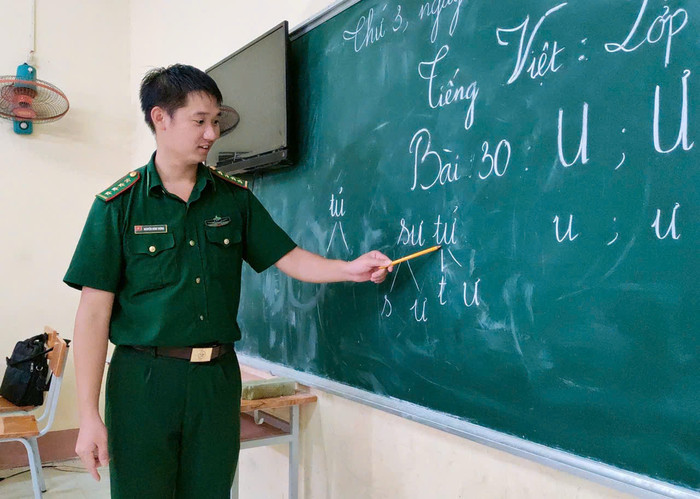 Đại úy Nguyễn Đình Thông (sinh năm 1994) hiện đang công tác tại Đồn Biên phòng Tuyên Bình, Bộ đội Biên phòng tỉnh Long An. (Ảnh: NVCC) f113c1718a60363e6f71.jpg
