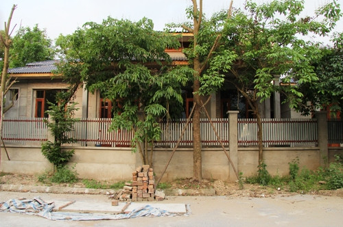 Khu đất cây xanh đã được Công ty TNHH gốm sứ Minh Hoàng Hưng, xây dựng nhà kiên cố một cách công khai. Ảnh: Phan Thiên