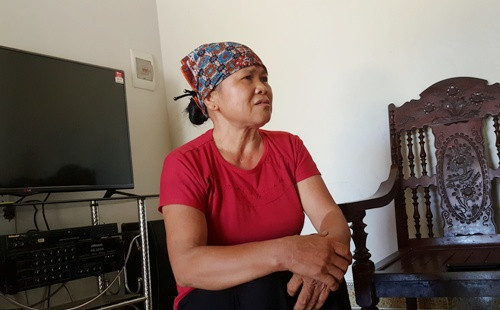 Bà Lê Thị Oánh rất bất ngờ khì con mình bị bắt tạm giam. Ảnh: Phan Thiên Bà Lê Thị Oánh rất bất ngờ khì con mình bị bắt tạm giam. Ảnh: Phan Thiên