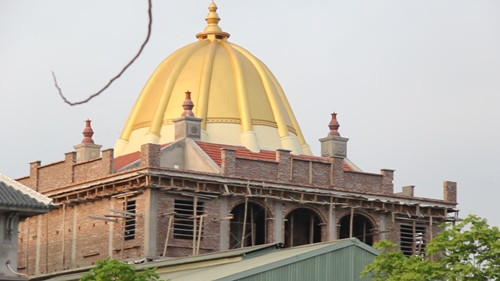 Kiến trúc nghệ thuật trên nóc 1 ngôi nhà chuẩn bị hoàn thành. Ảnh: Phan Thiên