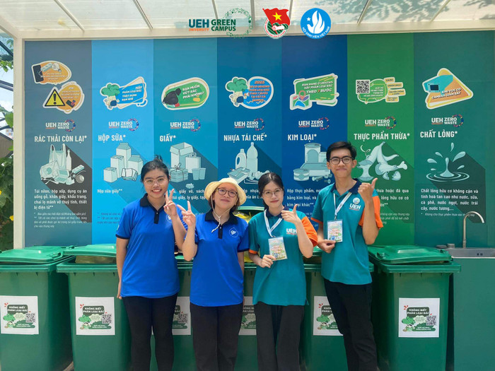 Sinh viên UEH tham gia hoạt động phân loại rác thải tại trường. Ảnh: NTCC 438867811_846055984214926_8470777180618299766_n.jpg