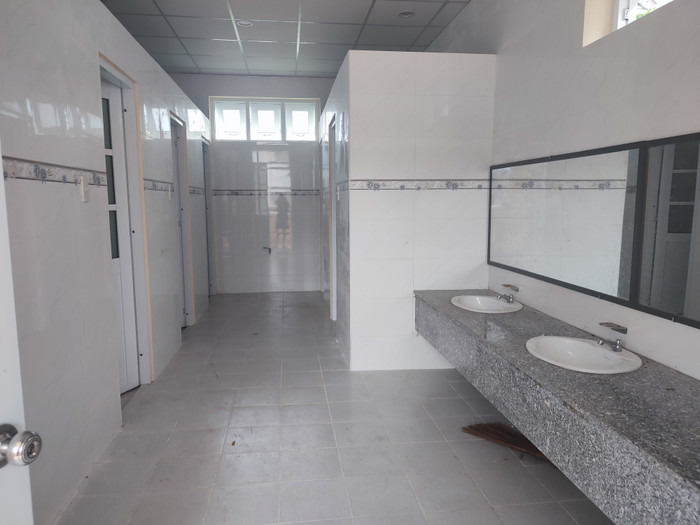 Nhà vệ sinh ở nhiều trường học đã được đầu tư khang trang (Ảnh Đỗ Quyên) Nhà vệ sinh ở nhiều trường học đã được đầu tư khang trang (Ảnh Đỗ Quyên)