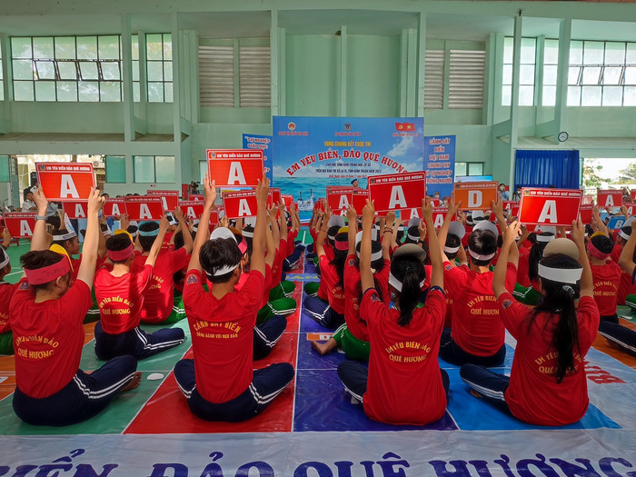 Học sinh tham dự vòng chung kết cuộc thi &quot;Em yêu biển đảo quê hương&quot;. (Ảnh P.T)