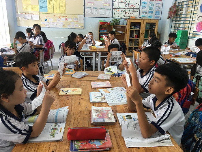Lớp học 35 em/lớp đã ngồi kín chỗ (Ảnh tác giả) gdvn-lớp học vnen.jpg