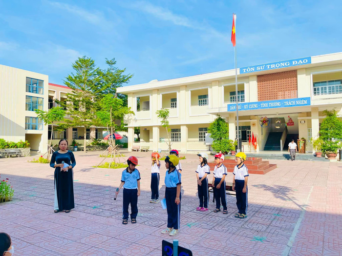 Lồng ghép hoạt cảnh về an toàn giao thông (Ảnh P.T) Lồng ghép hoạt cảnh về an toàn giao thông (Ảnh P.T)