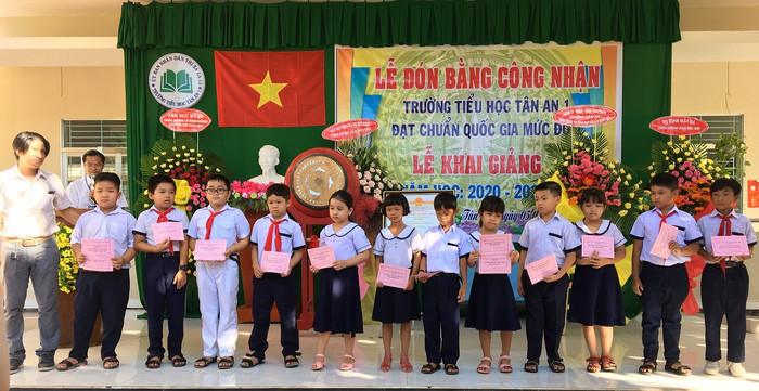 Các nhà trường luôn nỗ lực vận động các nhà hảo tâm tặng bảo hiểm cho học sinh có hoàn cảnh khó khăn (Ảnh P.T) Các nhà trường luôn nỗ lực vận động các nhà hảo tâm tặng bảo hiểm cho học sinh có hoàn cảnh khó khăn (Ảnh P.T)