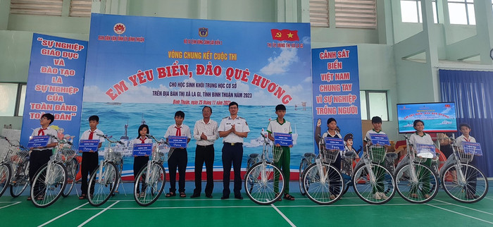 10 xe đạp được trao cho học sinh có hoàn cảnh khó khăn vươn lên trong học tập (Ảnh P.T)