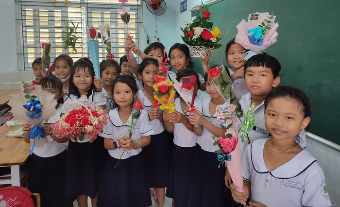 Hãy để các em tự bày tỏ tấm lòng của mình trước thầy cô. Ảnh: Phan Tuyết gdvn-học sinh tặng hoa.jpg