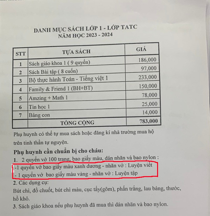 Mỗi cuốn vở quy định một màu (Ảnh phụ huynh cung cấp) Mỗi cuốn vở quy định một màu (Ảnh phụ huynh cung cấp)