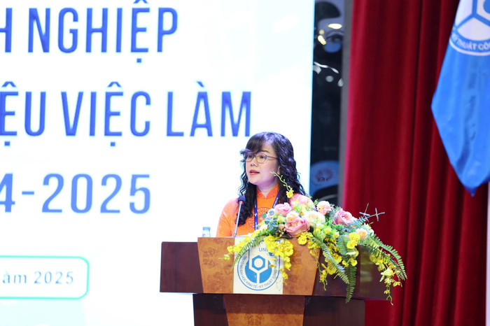 Phó Giáo sư, Tiến sĩ Phạm Thị Thu Hoài - Chủ tịch Hội đồng trường Trường Đại học Kinh tế - Kỹ thuật Công nghiệp. pgs.ts pham thi thu huong.jpg