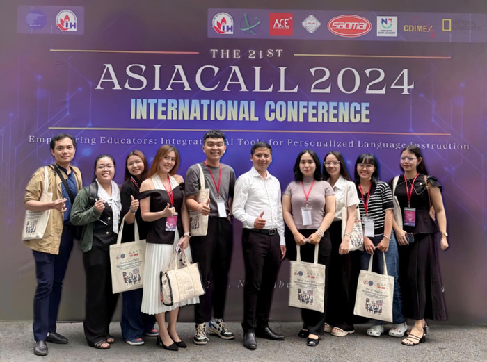 Tiến sĩ Nguyễn Trường Sa - Trưởng khoa Khoa Ngoại ngữ, Trường Đại học Công nghiệp Thành phố Hồ Chí Minh (áo sơ mi trắng, đứng giữa) và các học viên tại hội thảo quốc tế. ts nguyen truong sa.jpg