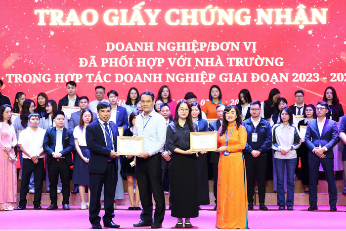 Phó Giáo sư, Tiến sĩ Phạm Thị Thu Hoài - Chủ tịch Hội đồng trường cùng Tiến sĩ Nguyễn Ngọc Khương - Phó Hiệu trưởng nhà trường trao giấy chứng nhận cho các doanh nghiệp/đơn vị hợp tác với nhà trường. chung nhan.png