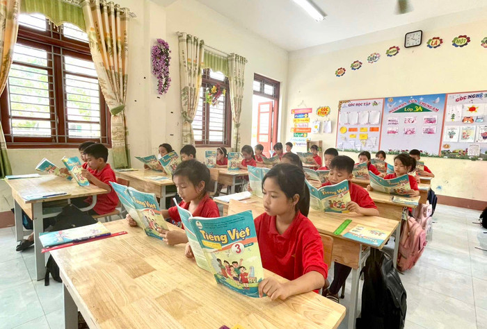 hoc sinh + sgk canh dieu.jpg