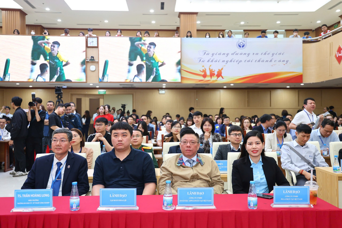 Lãnh đạo nhà trường cùng các đại biểu tại sự kiện lanh dao.png