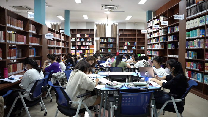 Sinh viên đang nghiên cứu, học tập tại Trung tâm Công nghệ thông tin và Học liệu của Trường Đại học Ngoại ngữ, Đại học Đà Nẵng. (Ảnh: NTCC) dhnn đà nẵng 2.png