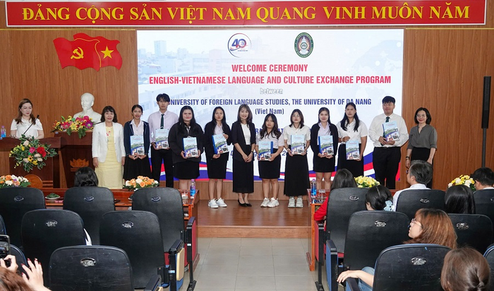 Chương trình Giao lưu Ngôn ngữ và Văn hóa Anh - Việt giữa Trường Đại học Ngoại ngữ, Đại học Đà Nẵng và Trường Đại học Rajabhat Udon Thani (UDRU), Thái Lan. (Ảnh: NTCC) dhnn đà nẵng 1.png
