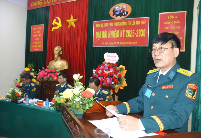 Đại tá Lê Công Thành - Ủy viên Thường vụ Đảng ủy, Phó Giám đốc Học viện Phòng không - Không quân phát biểu chỉ đạo đại hội. lê công thành.jpg