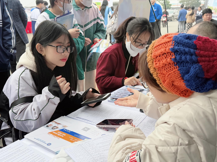 Cán bộ tuyển sinh Trường Đại học Thương mại tư vấn cho các học sinh tại tỉnh Bắc Ninh. (Ảnh: Website nhà trường) sinh vien tmu.png