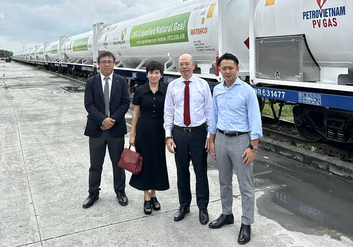 Ông Hoàng Đình Nam, Giám đốc điều hành Công ty NRS - Raiza Express Việt Nam (áo trắng). Ảnh: NVCC hoang dinh nam.png