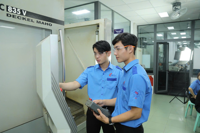 Học viên IUH thực hành tại các phòng thí nghiệm. (Ảnh: NTCC) học viên IUH.jpg
