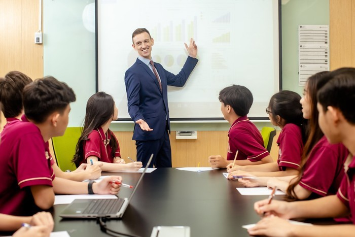 Nhiều trường đại học mong muốn tuyển giảng viên nước ngoài nhưng còn gặp khó khăn về thủ tục hành chính. (Ảnh minh họa: Báo điện tử Chính phủ) gv nc ngoài.png