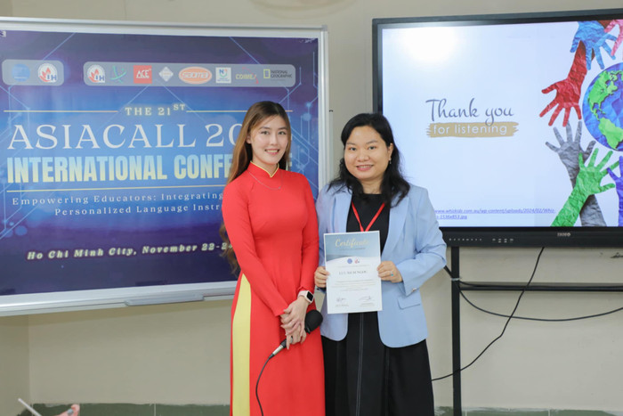 Chị Nguyễn Thị Yến Phương (bên trái) dẫn chương trình và trao chứng nhận tại Hội nghị Khoa học Quốc tế AsiaCALL 2024. Ng thi Yen Phuong.jpg