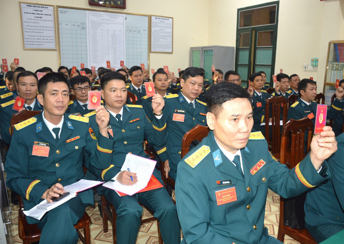 Đại hội biểu quyết thông qua Nghị quyết Đại hội. biểu quyết 2.jpg