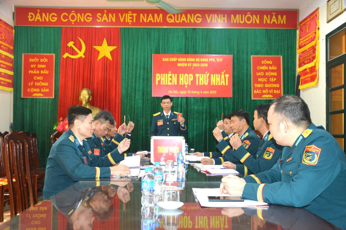 Ban Chấp hành Đảng bộ nhiệm kỳ mới biểu quyết thông qua bầu bí thư, phó bí thư, Uỷ ban kiểm tra và Chủ nhiệm Uỷ ban Kiểm tra Đảng ủy nhiệm kỳ 2025-2030. biểu quyết.jpg