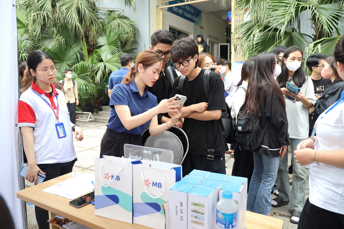 Hoạt động tư vấn việc làm tại ngày hội. tu van 3.png