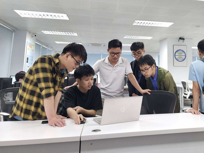 Đội ngũ kỹ sư của công ty thường xuyên đến các trường đại học để trao đổi về xu hướng, định hướng nghề nghiệp trong lĩnh vực vi mạch. (Ảnh: NVCC) dolphin2.png