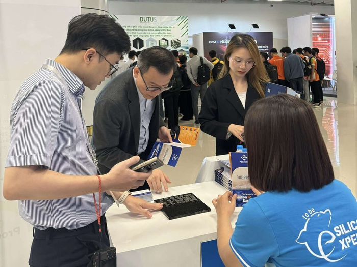Những kỹ sư của Công ty Trách nhiệm hữu hạn Dolphin Technology Vietnam Center đang giới thiệu các sản phẩm liên quan tới vi mạch bán dẫn của công ty tại Triển lãm ngành Công nghệ bán dẫn Việt Nam - SEMIExpo Viet Nam 2024. (Ảnh: NVCC) dolphin 1.png