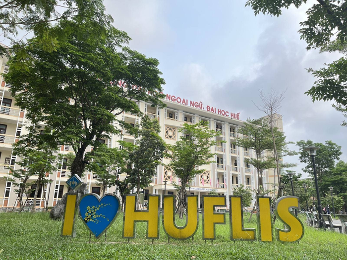 Trường Đại học Ngoại ngữ - Đại học Huế tọa lạc tại số 57 Nguyễn Khoa Chiêm, Phường An Cựu, Quận Thuận Hòa, Thành phố Huế. (Ảnh: Website nhà trường) dh ngoai ngu hue.png