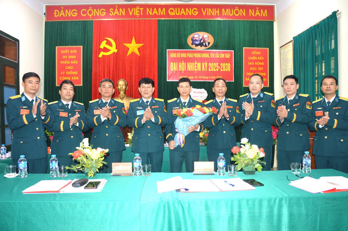 Đại tá Lê Công Thành - Phó Giám đốc Học viện Phòng không - Không quân tặng hoa chúc mừng đại hội. tặng hoa.jpg