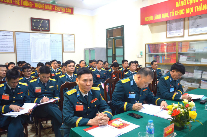 Các đại biểu tham dự Đại hội Đảng bộ Khoa Pháo Phòng không, Tên lửa tầm thấp, nhiệm kỳ 2025-2030. đại biểu.jpg